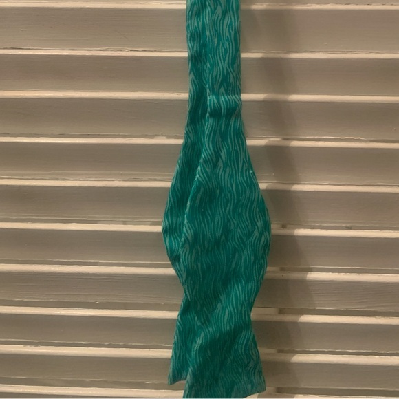 Men’s vineyard vines bow tie - Picture 2 of 3